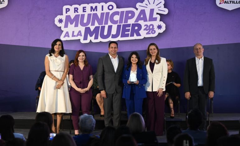 Reconocen Luly y Javier a mujeres destacadas de Saltillo