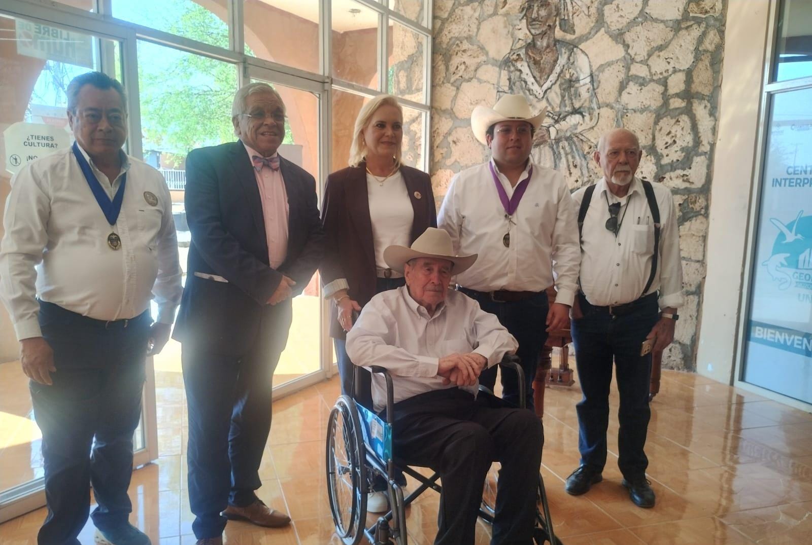 Rinden homenaje a historiador Jesús Santos Landois