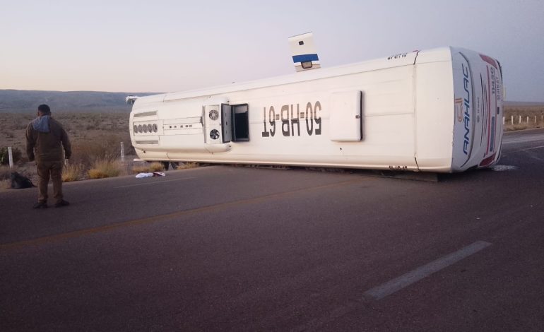 Vuelca autobús; operadores abandonan a heridos