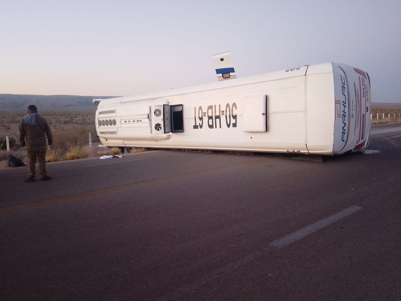Vuelca autobús; operadores abandonan a heridos