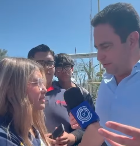 Alumna de Campo Redondo pide apoyo para pasto sintético; alcalde propone inversión compartida con la UAdeC