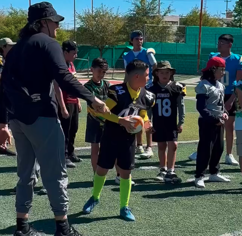 Convive Terrance Williams de Dinos de Saltillo con niñez y juventud