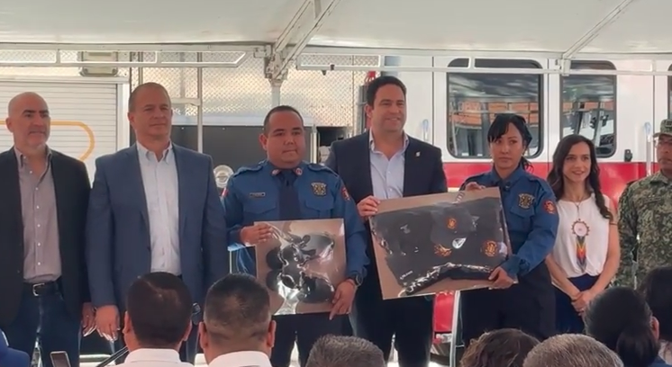 Entrega de uniformes a personal de Protección Civil y Bomberos de Saltillo