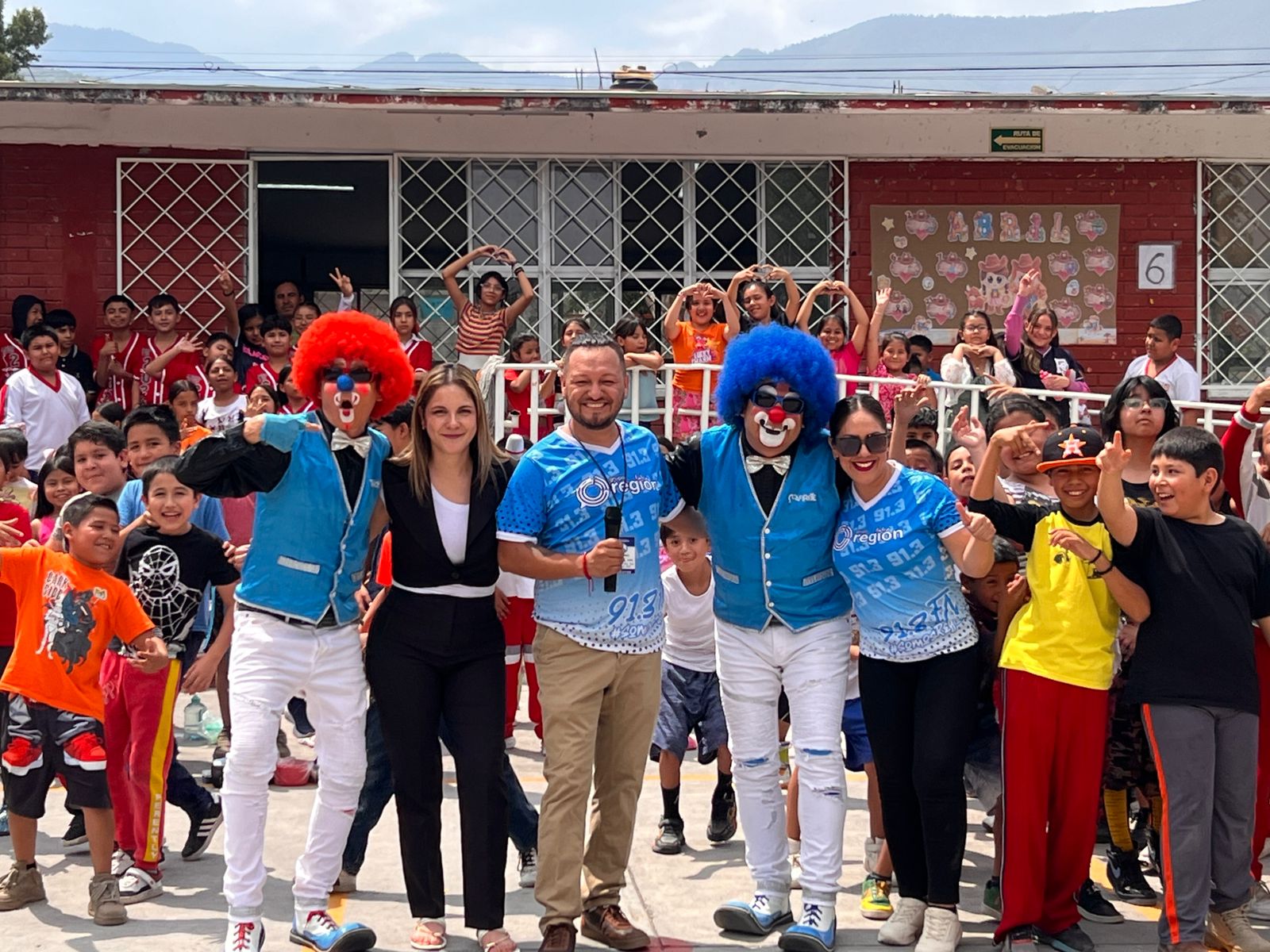 Lleva Grupo Región alegría y mucha diversión a primaria Alfonso Reyes