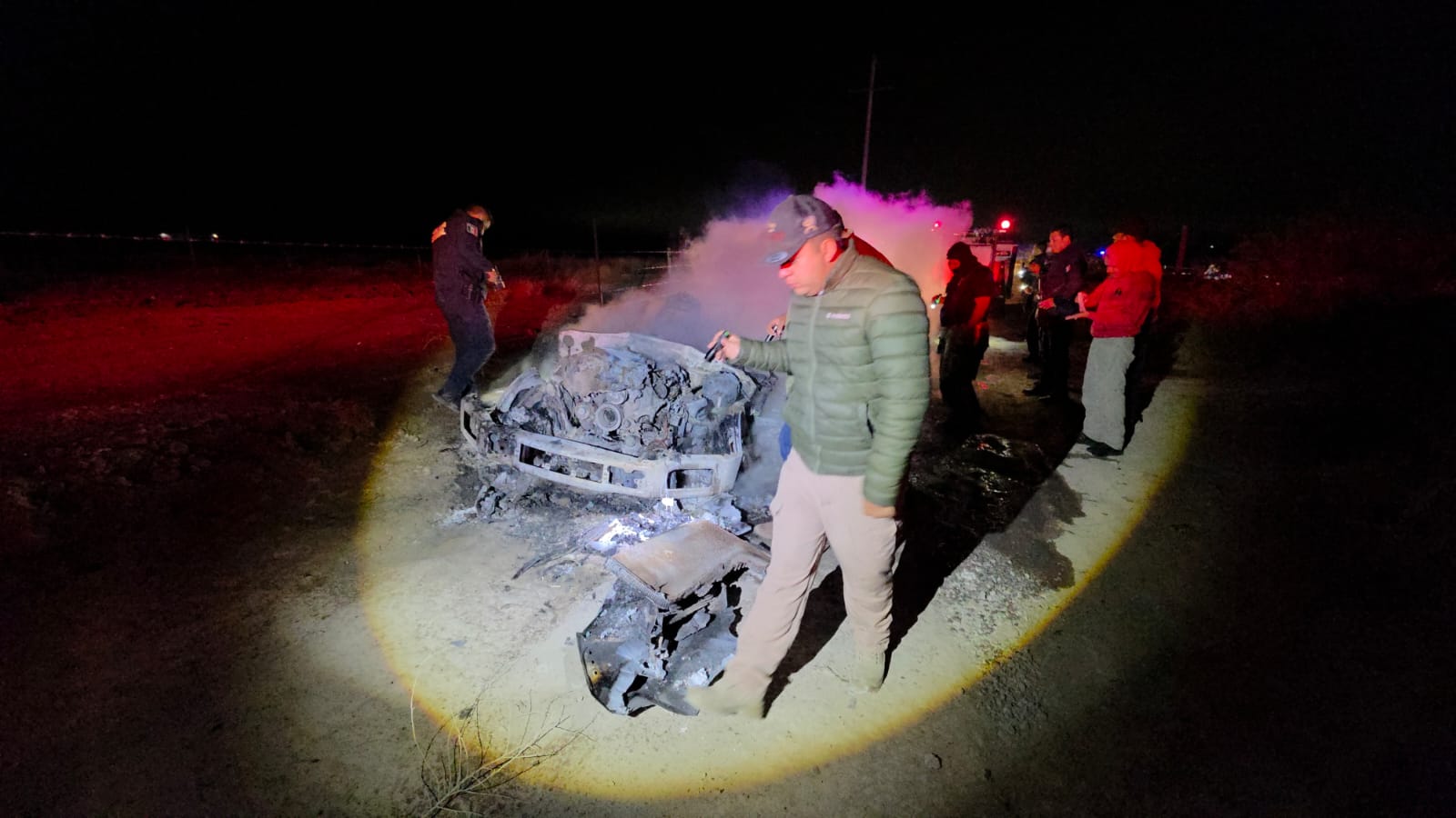 Arrollan y matan a joven; hallan camioneta incendiada