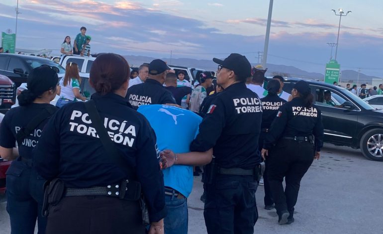 Caen 18 aficionados del Mty por riña en el TSM