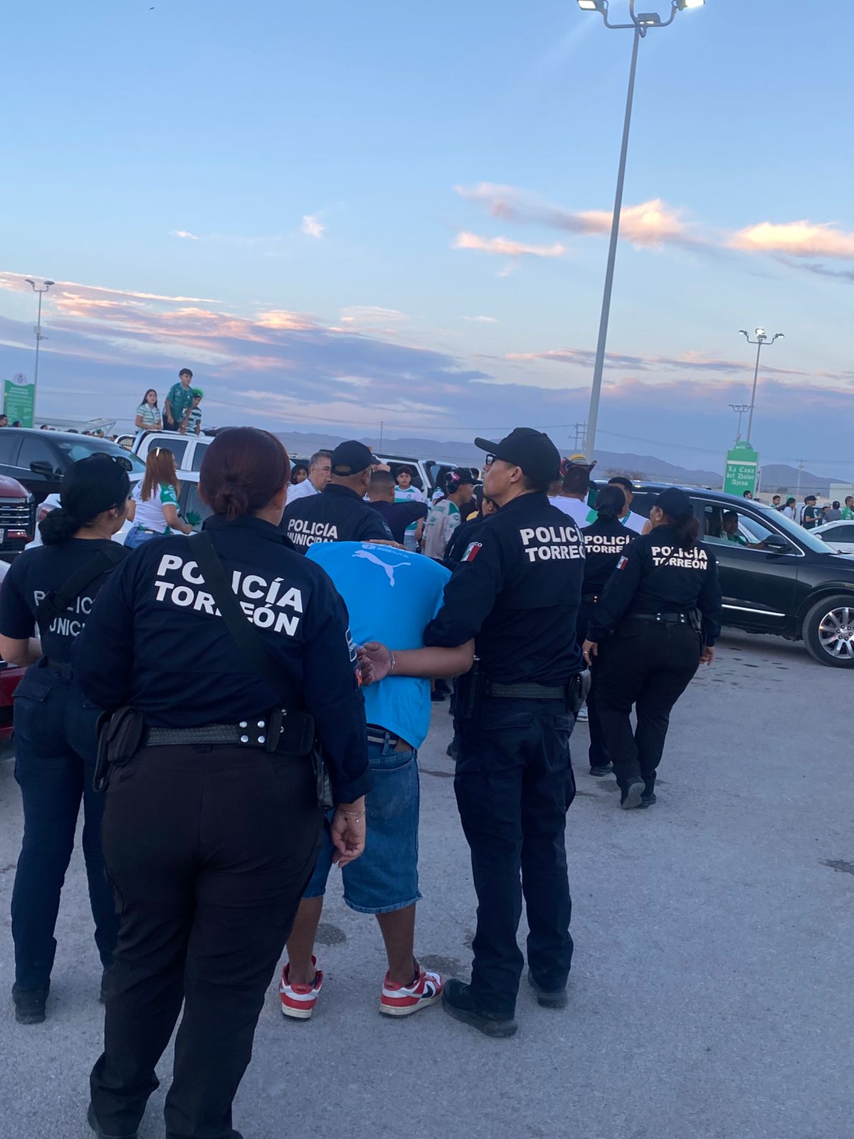 Caen 18 aficionados del Mty por riña en el TSM