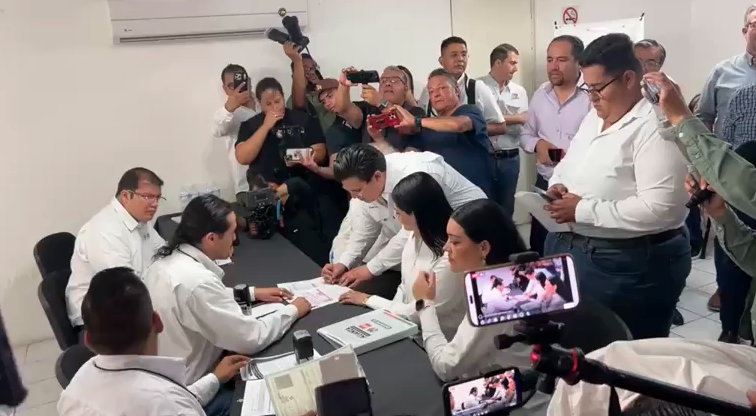 Luz Elena Morales se registra ante Comité Distrital Electoral por el Distrito 13 de Saltillo