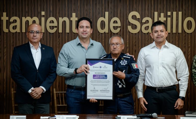 Reconoce alcalde a policías por acto heroico al rescatar a familia de incendio