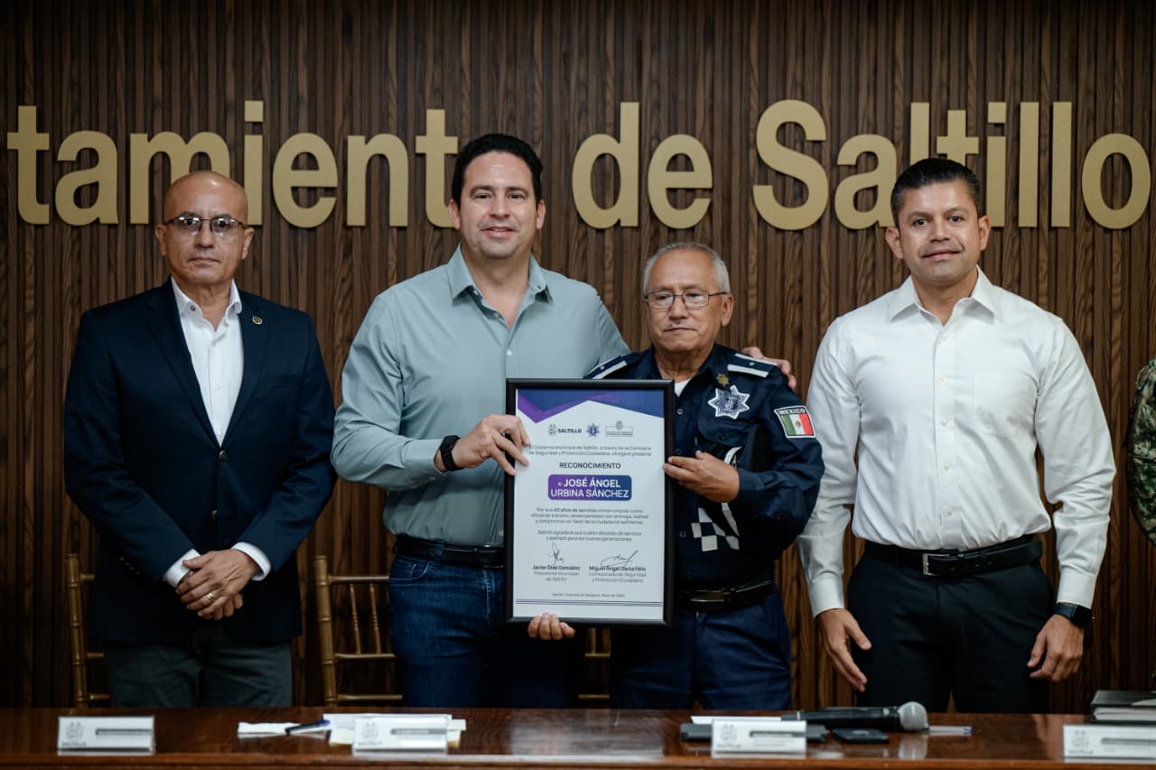 Reconoce alcalde a policías por acto heroico al rescatar a familia de incendio