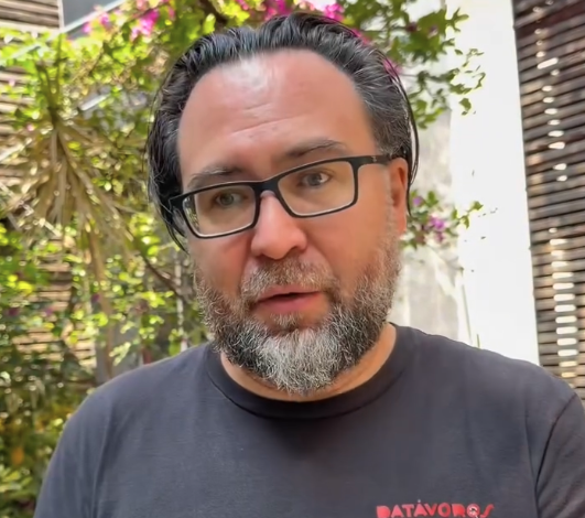 Conectados y bajo asedio