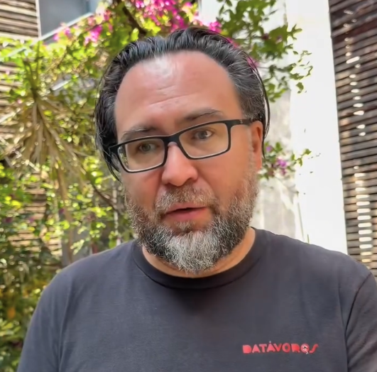 Conectados y bajo asedio