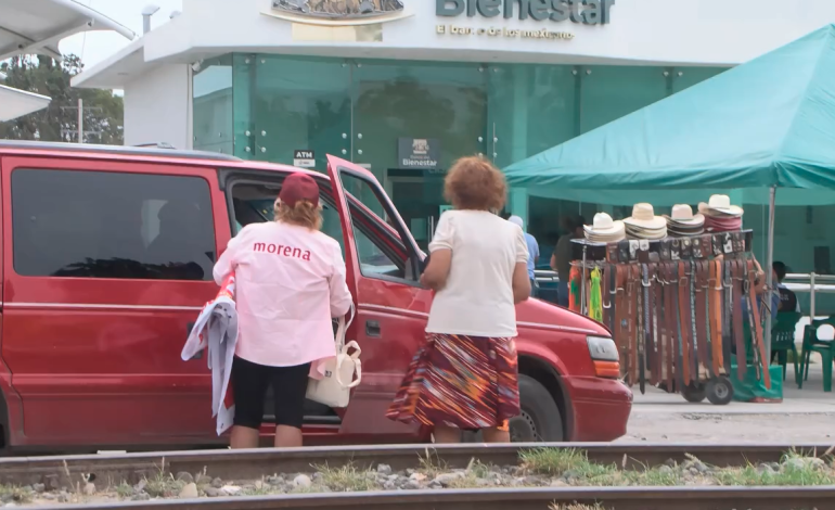 Morena hace proselitismo con programas sociales en Sabinas