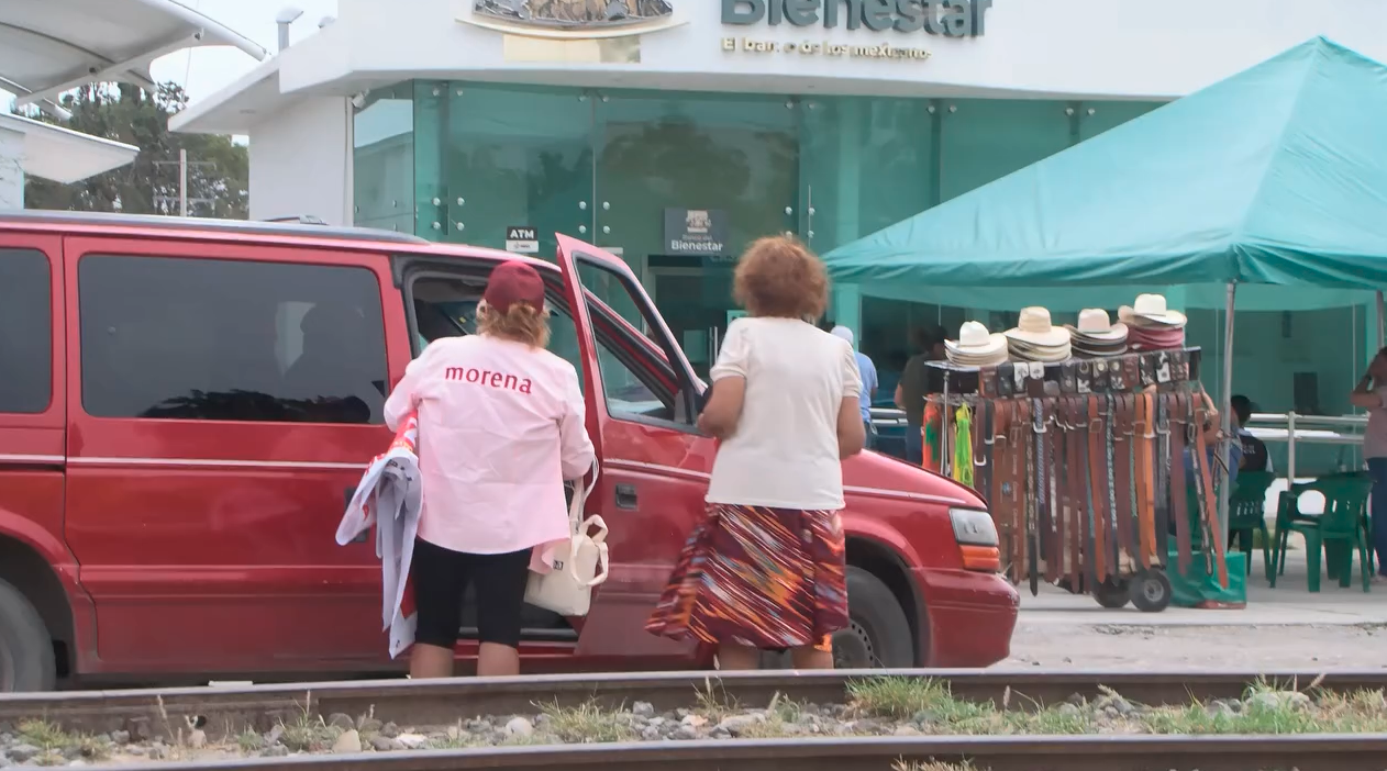 Morena hace proselitismo con programas sociales en Sabinas