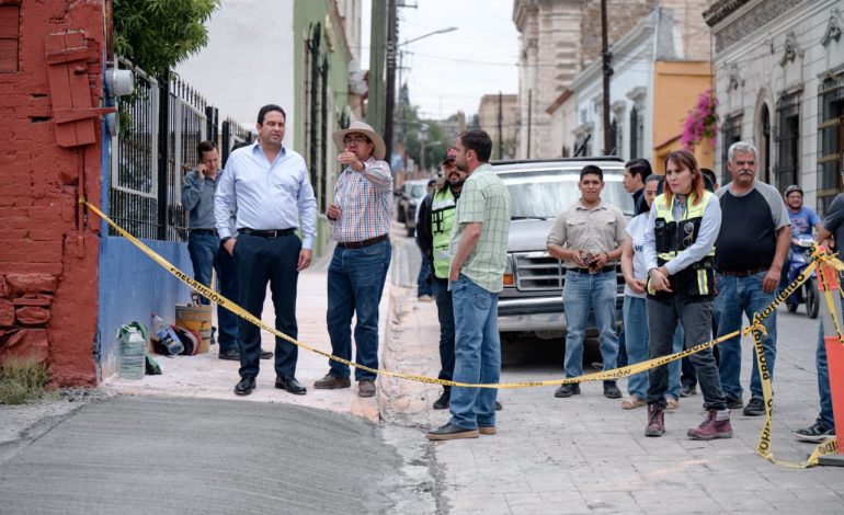 Supervisan rehabilitación de banquetas en Centro Histórico