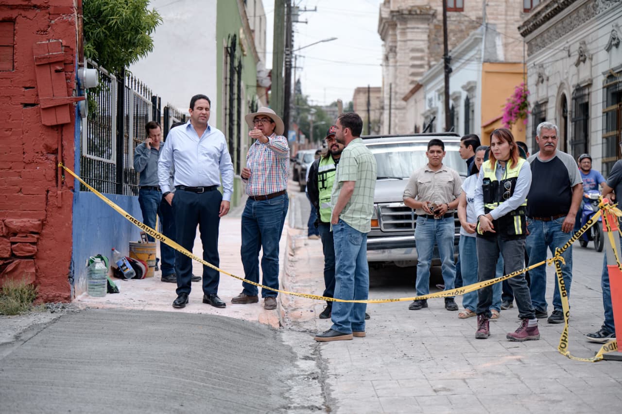 Supervisan rehabilitación de banquetas en Centro Histórico