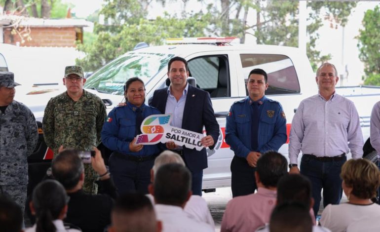 Javier Díaz entrega vehículos y equipamiento a cuerpos de rescate