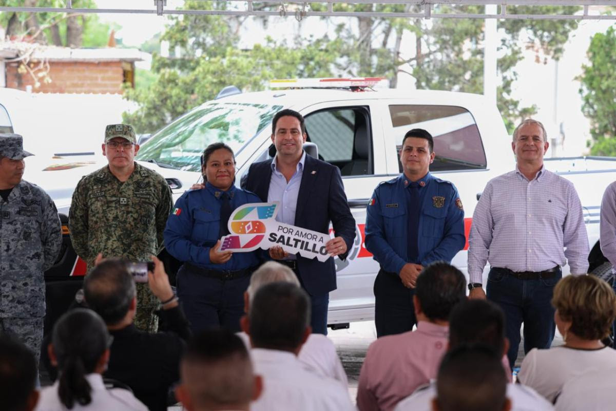 Javier Díaz entrega vehículos y equipamiento a cuerpos de rescate