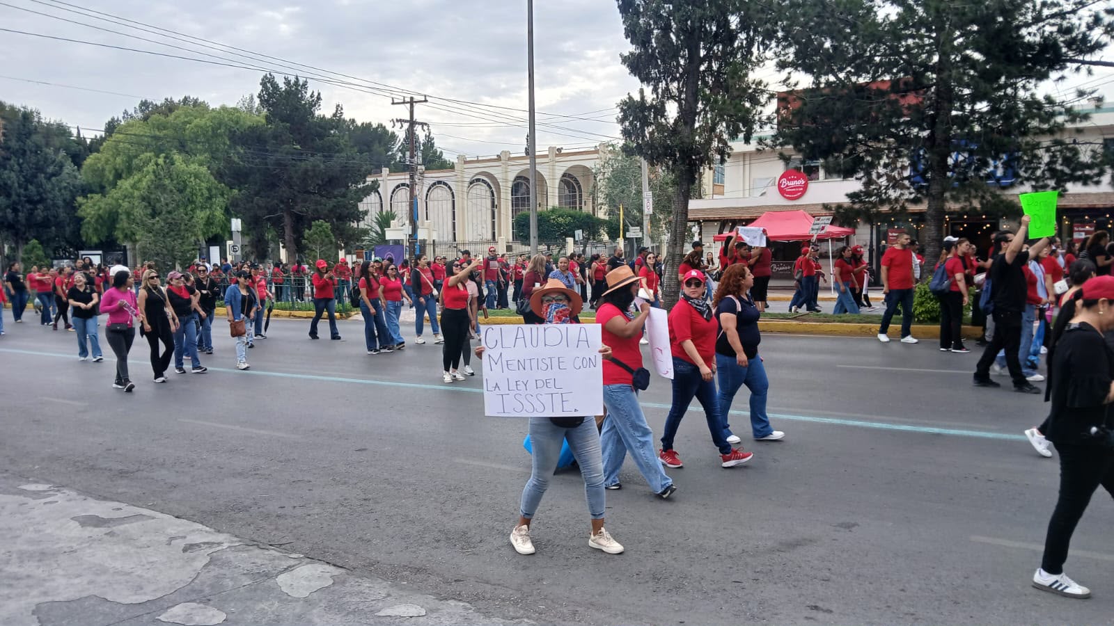 Desquician maestros tráfico en Saltillo