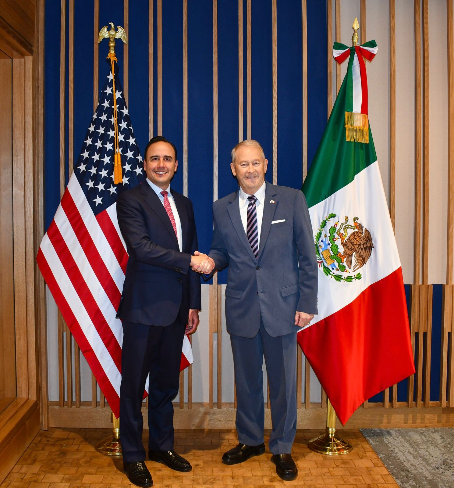 Fortalece Manolo lazos de amistad con embajador de EU