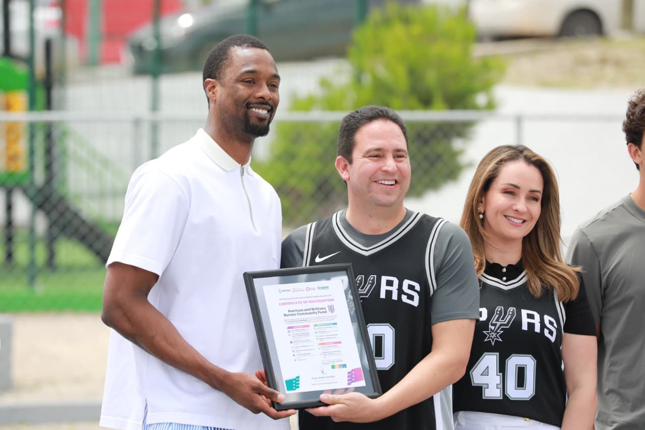 Disfrutan saltillenses las tres  plazas rehabilitadas por Harrison Barnes