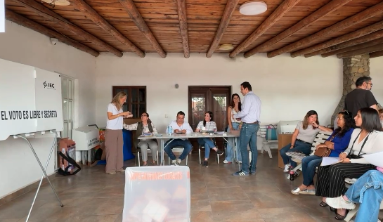 Emite su voto Javier Díaz; llama a participar en la jornada electoral