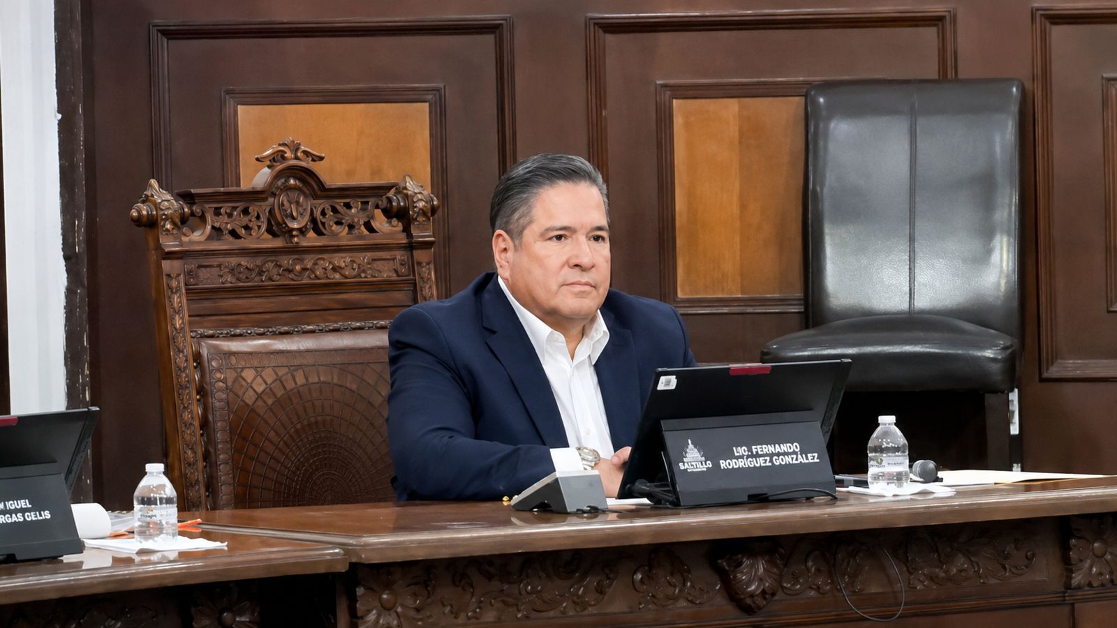 Asume suplente curul de Tony Flores