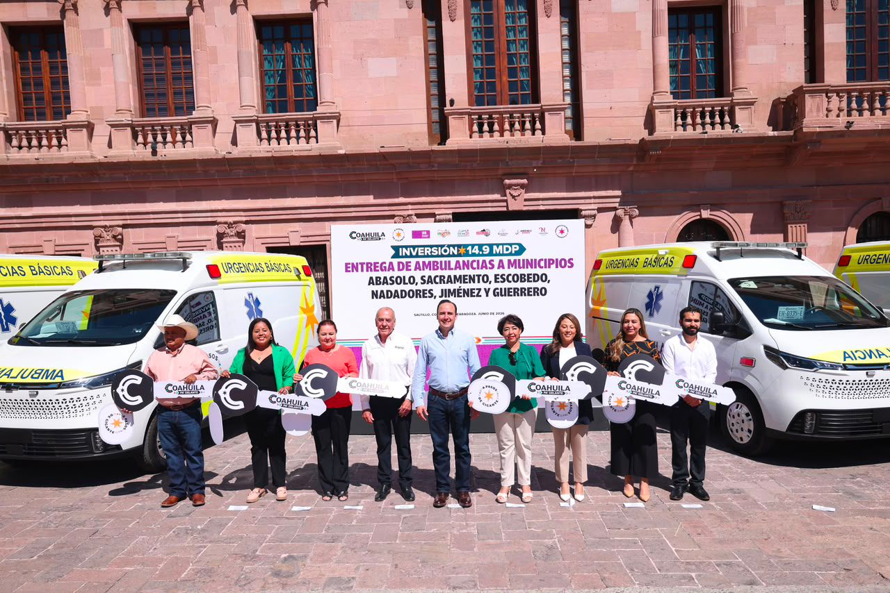 Entrega Manolo Jiménez ambulancias a seis municipios