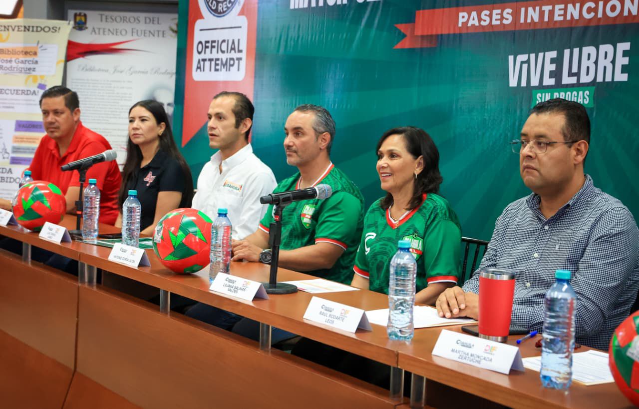 Va Coahuila por récord Guinness con la mayor cantidad de pases de fútbol consecutivos