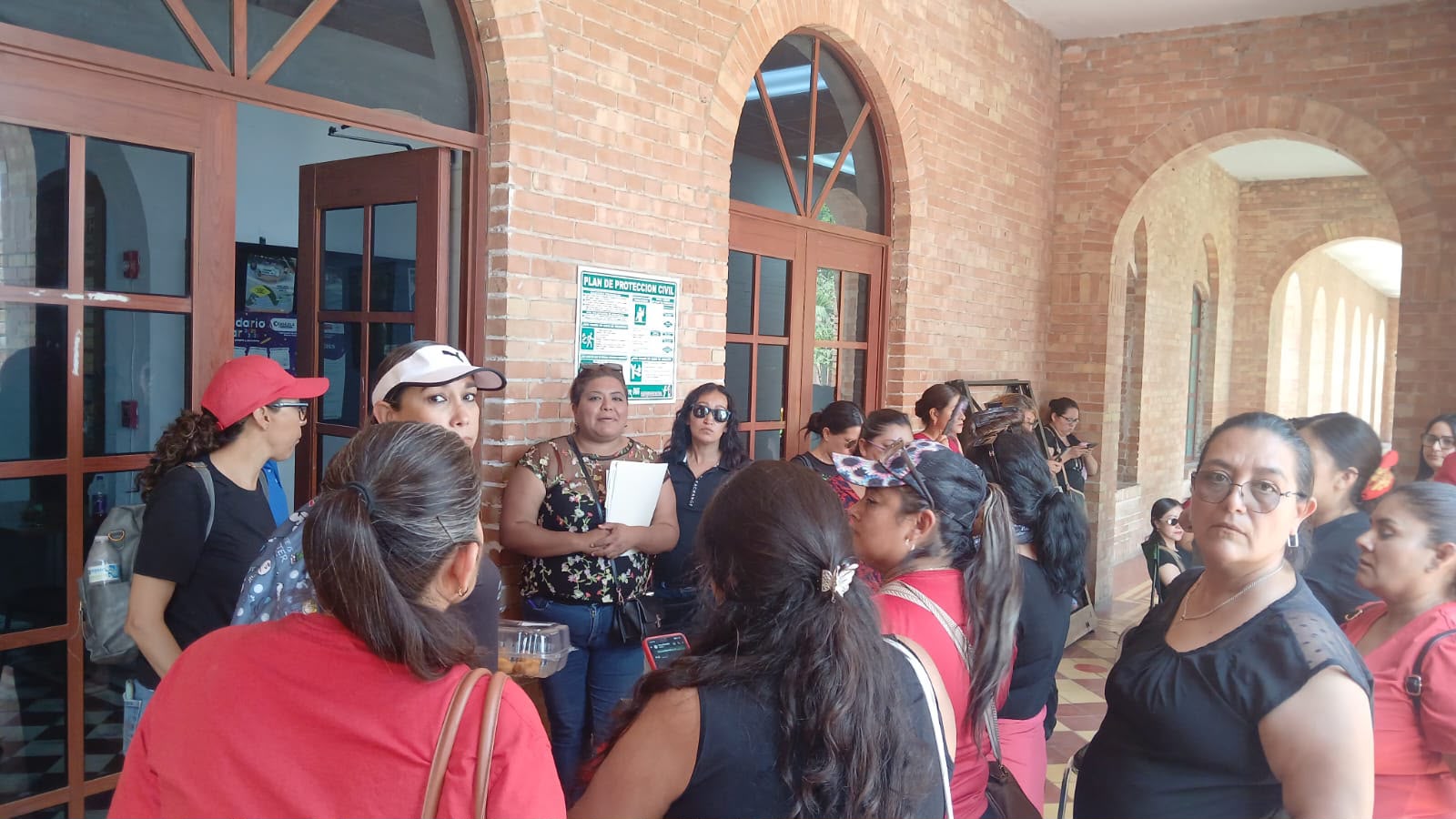 Piden maestros ser escuchados en mesas de negociación