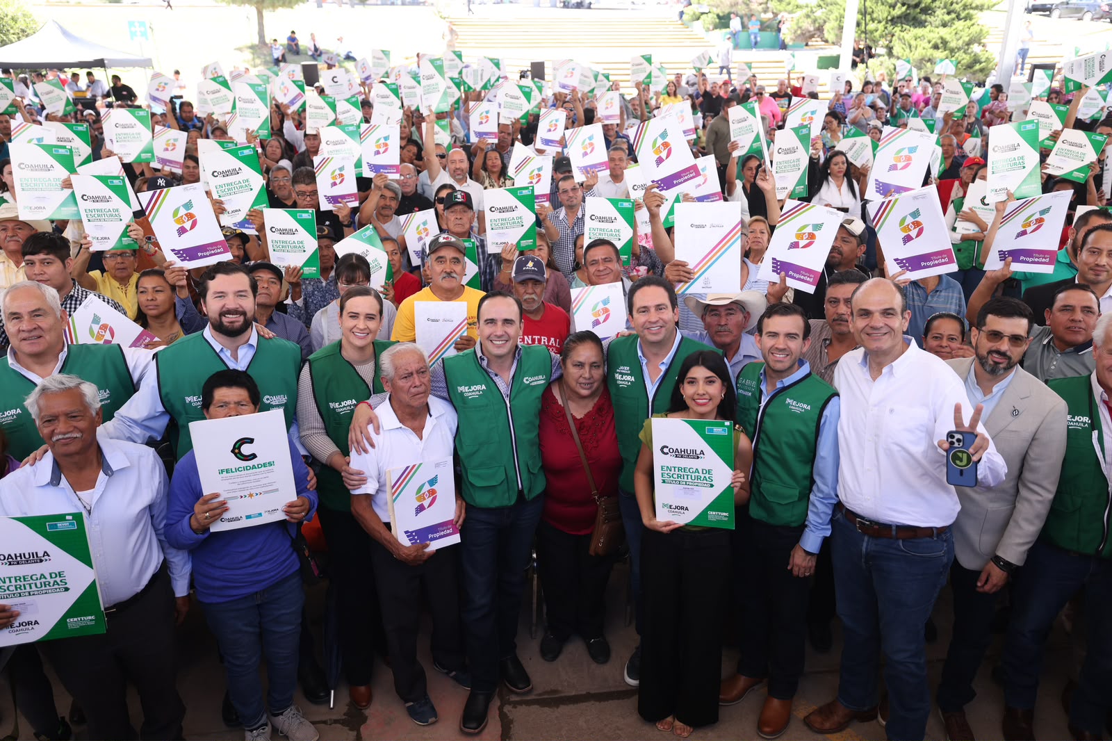 Iniciamos la entrega de miles de escrituras para todas las regiones de Coahuila: Manolo
