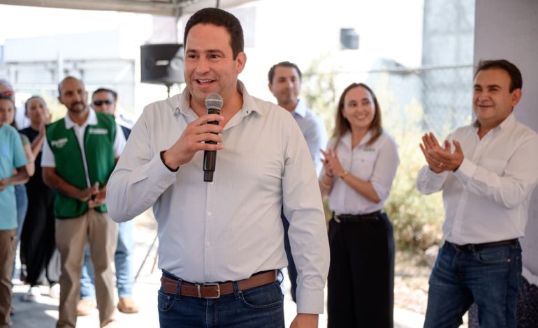 Entrega Javier Díaz puente peatonal en Emilio Arizpe de la Maza
