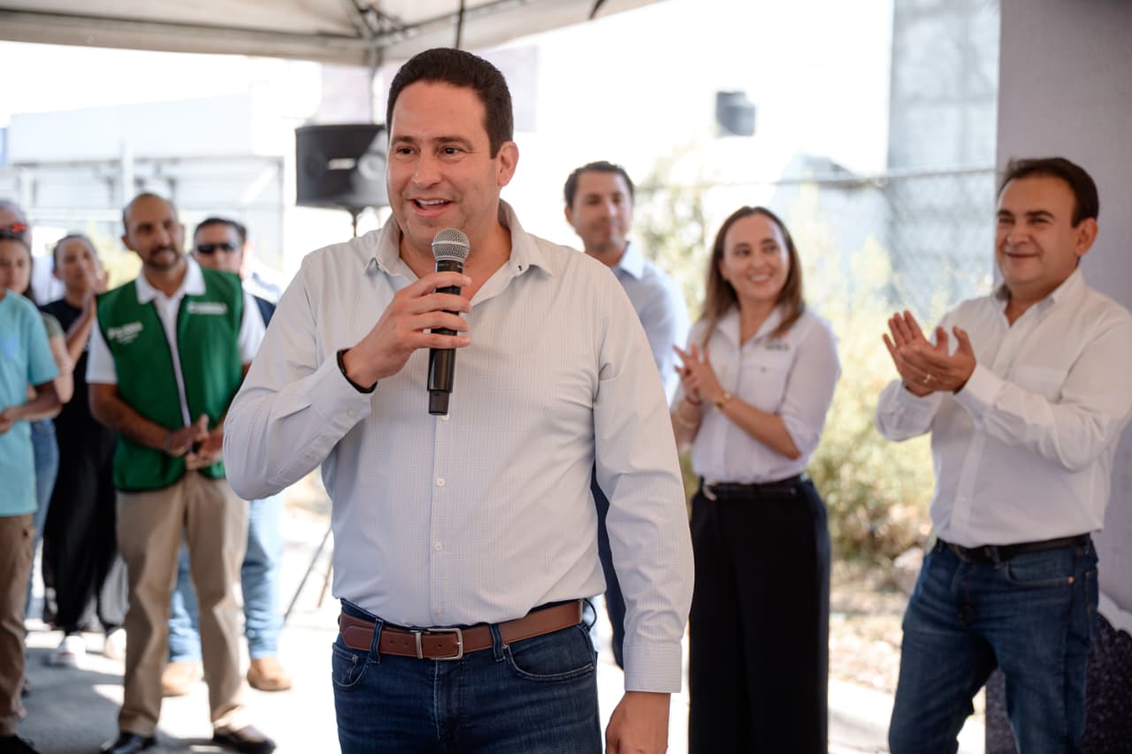 Entrega Javier Díaz puente peatonal en Emilio Arizpe de la Maza