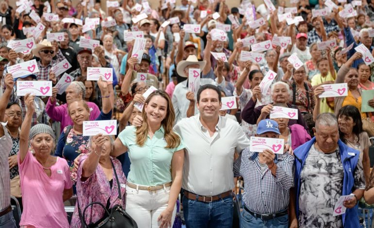 Entregan Javier y Luly “Apoyos de Corazón” a adultos mayores