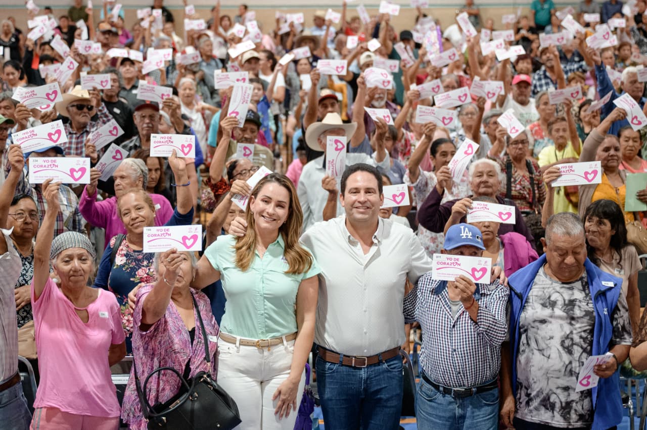 Entregan Javier y Luly “Apoyos de Corazón” a adultos mayores