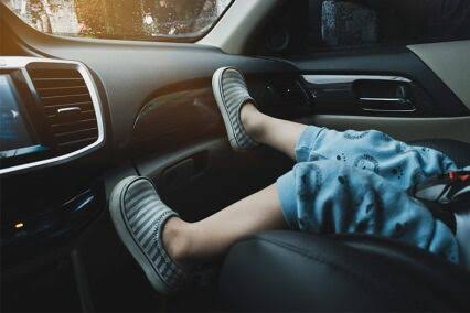 Multas más severas para cuidar a niños en asiento delantero