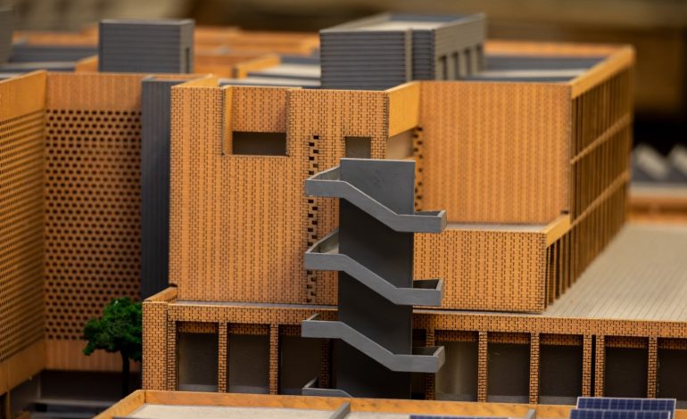 Entrega UAdeC maqueta del nuevo hospital del IMSS