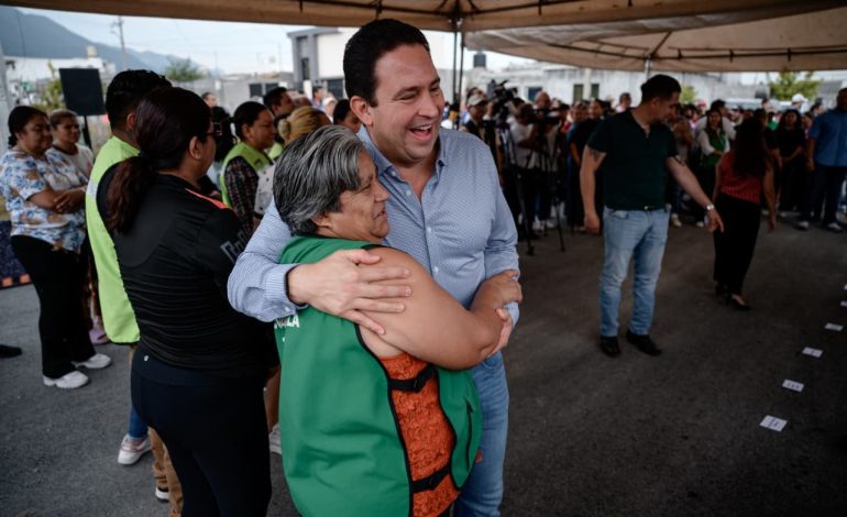 Sigue Javier Díaz entregando obras de pavimentación
