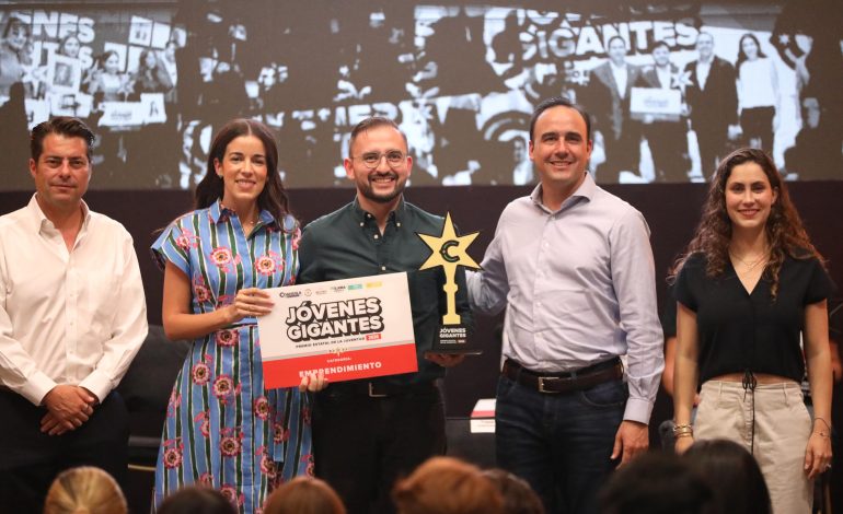 Entrega Manolo Premio Estatal de la Juventud