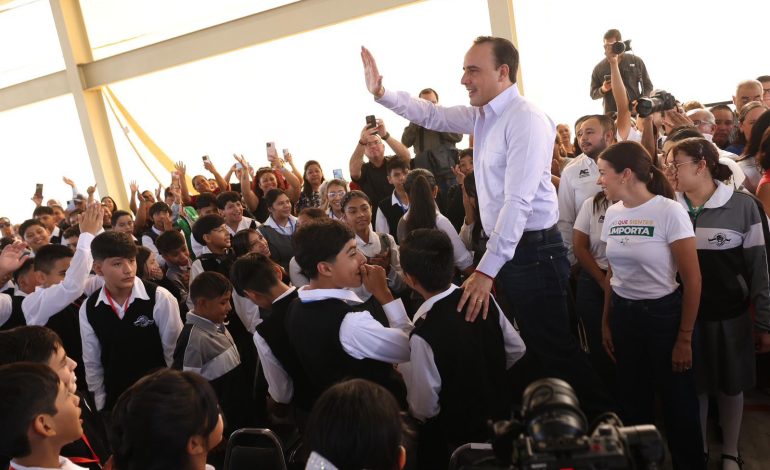 Arranca Manolo programa de útiles escolares gratis para 500 mil alumnos