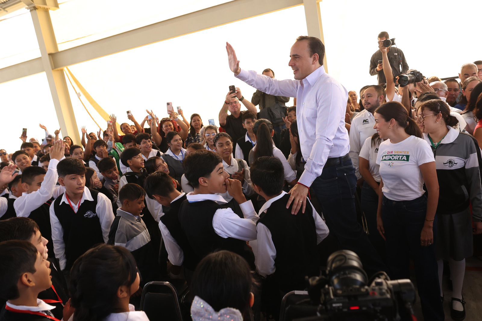 Arranca Manolo programa de útiles escolares gratis para 500 mil alumnos