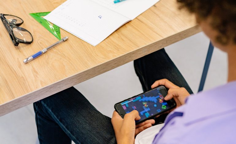 Piden regular, no prohibir celulares en escuelas