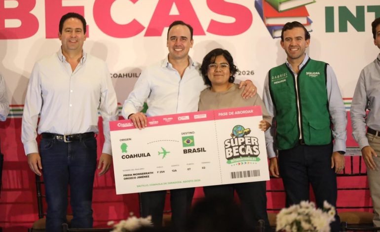 Entrega Manolo ‘Súper Becas” a jóvenes coahuilenses