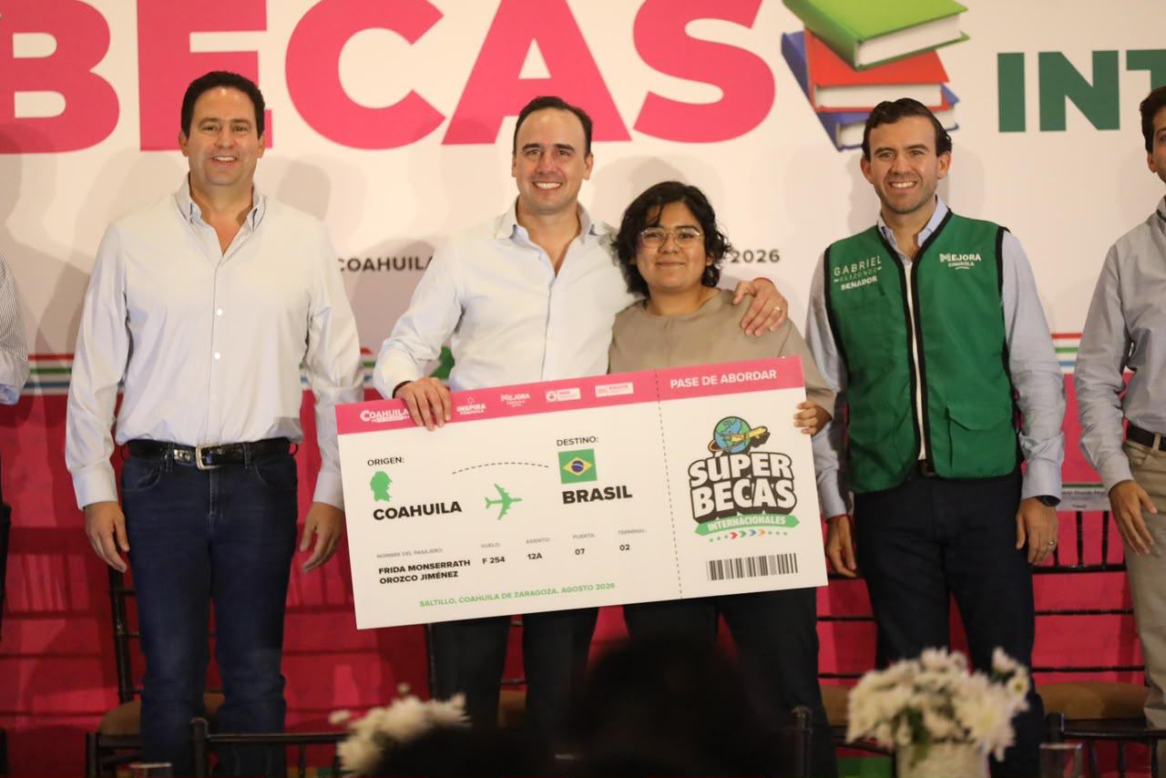 Entrega Manolo ‘Súper Becas” a jóvenes coahuilenses