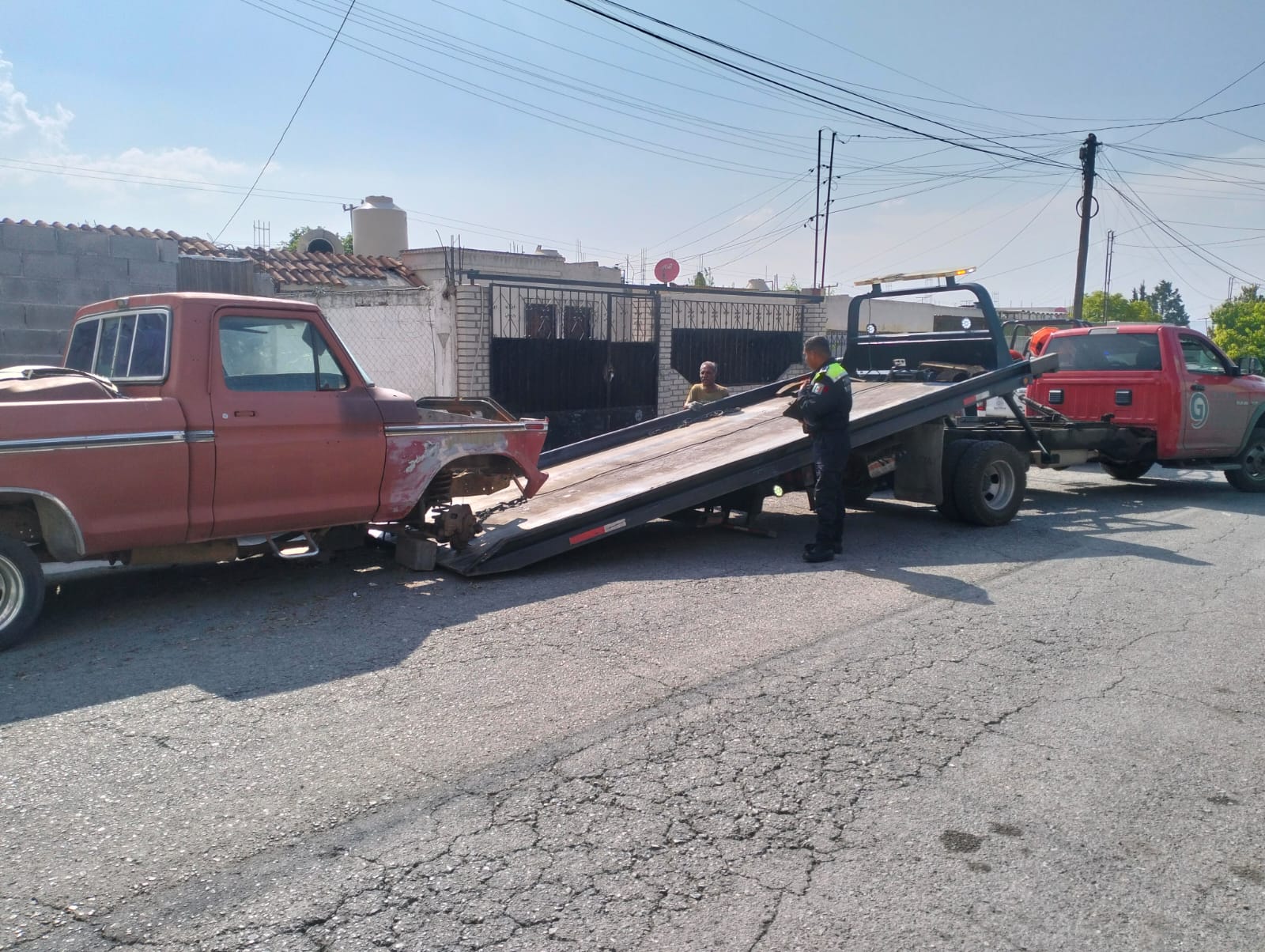 Saca policía de las calles 2 mil autos abandonados 
