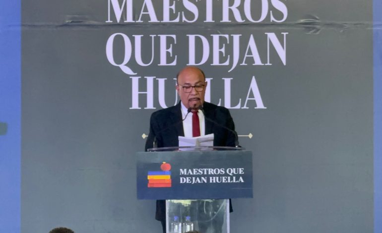 Rinde ‘Chuchuy’ homenaje a 50 docentes