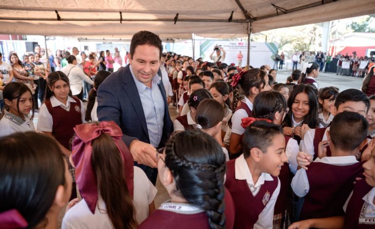 Cumple Javier Díaz: entrega techumbre en la primaria Félix U. Gómez