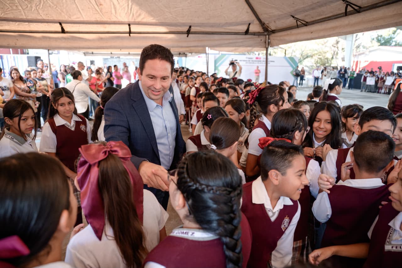Cumple Javier Díaz: entrega techumbre en la primaria Félix U. Gómez
