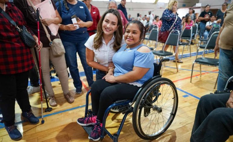 Entrega Luly López Apoyos de Corazón a personas con discapacidad