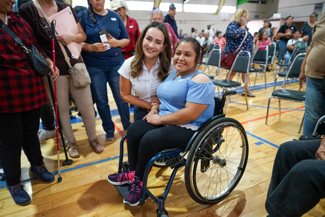 Entrega Luly López Apoyos de Corazón a personas con discapacidad